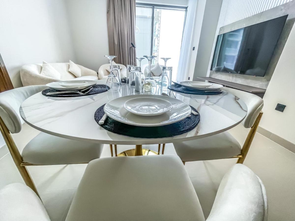 دبي Stay Mindblowing 2 Bedroom Holiday Home With Close View Of Burj Khalifa المظهر الخارجي الصورة